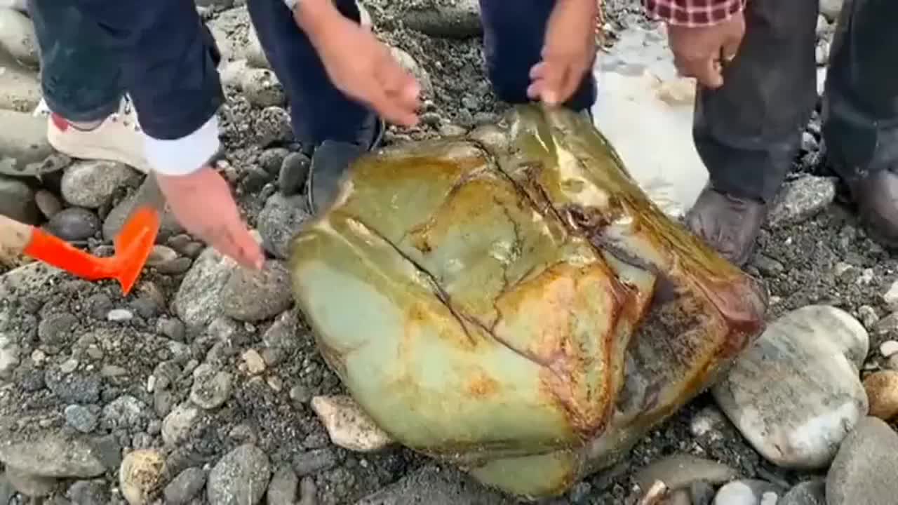 男子在河边挖玉,没想到挖到这么大一块玉石
