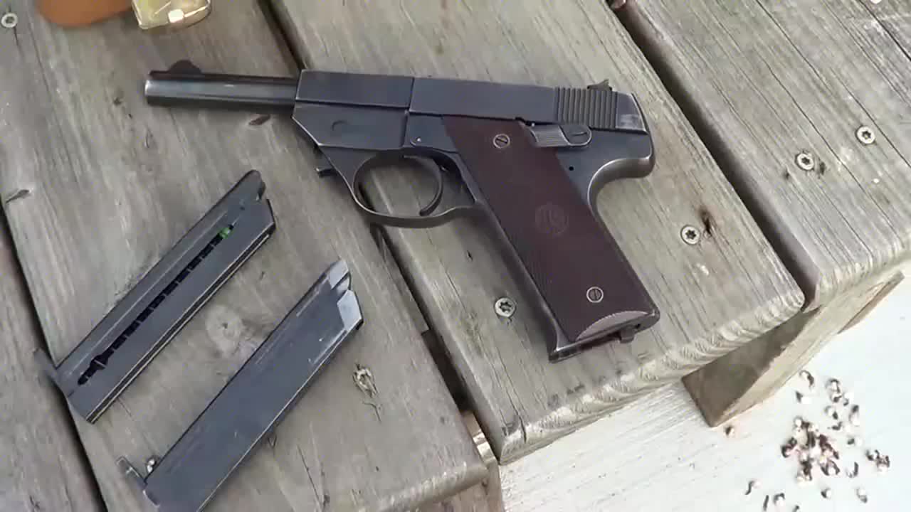 小口径22lr半自动手枪,大爷户外打靶测试,枪法还挺准的