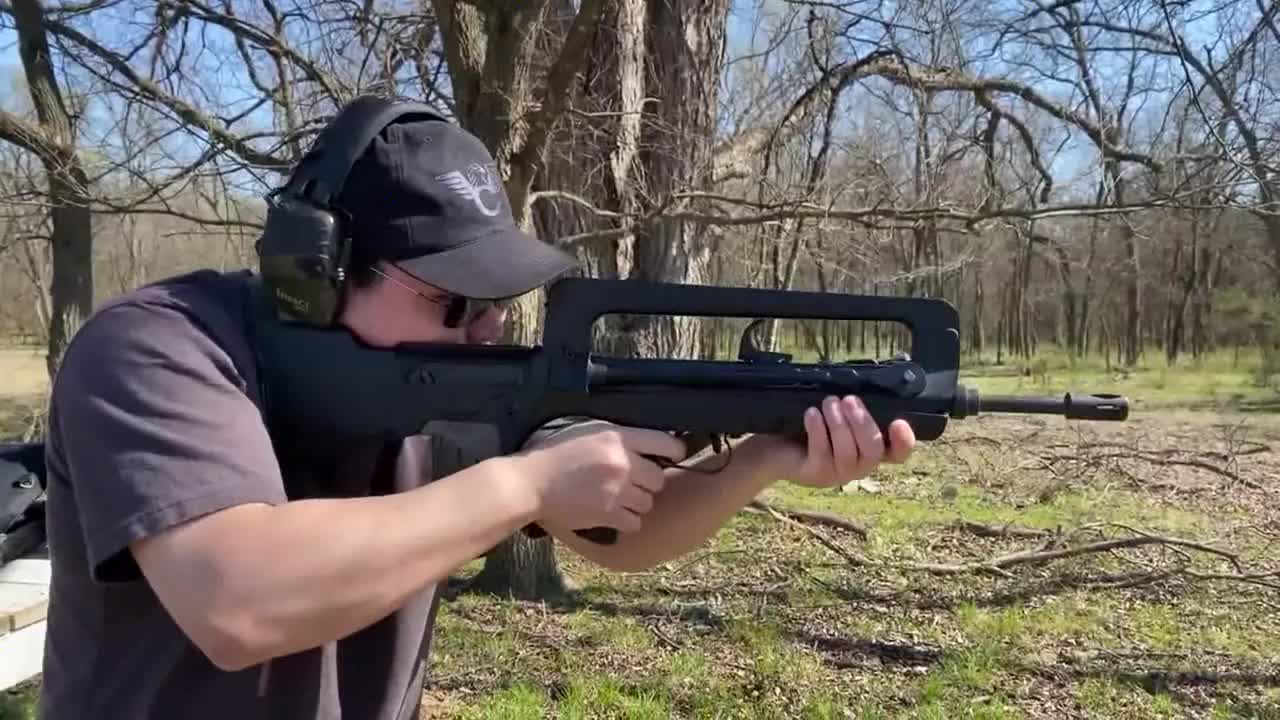 现实中famas自动步枪,玩过cf的朋友应该不陌生,靶场射击测试