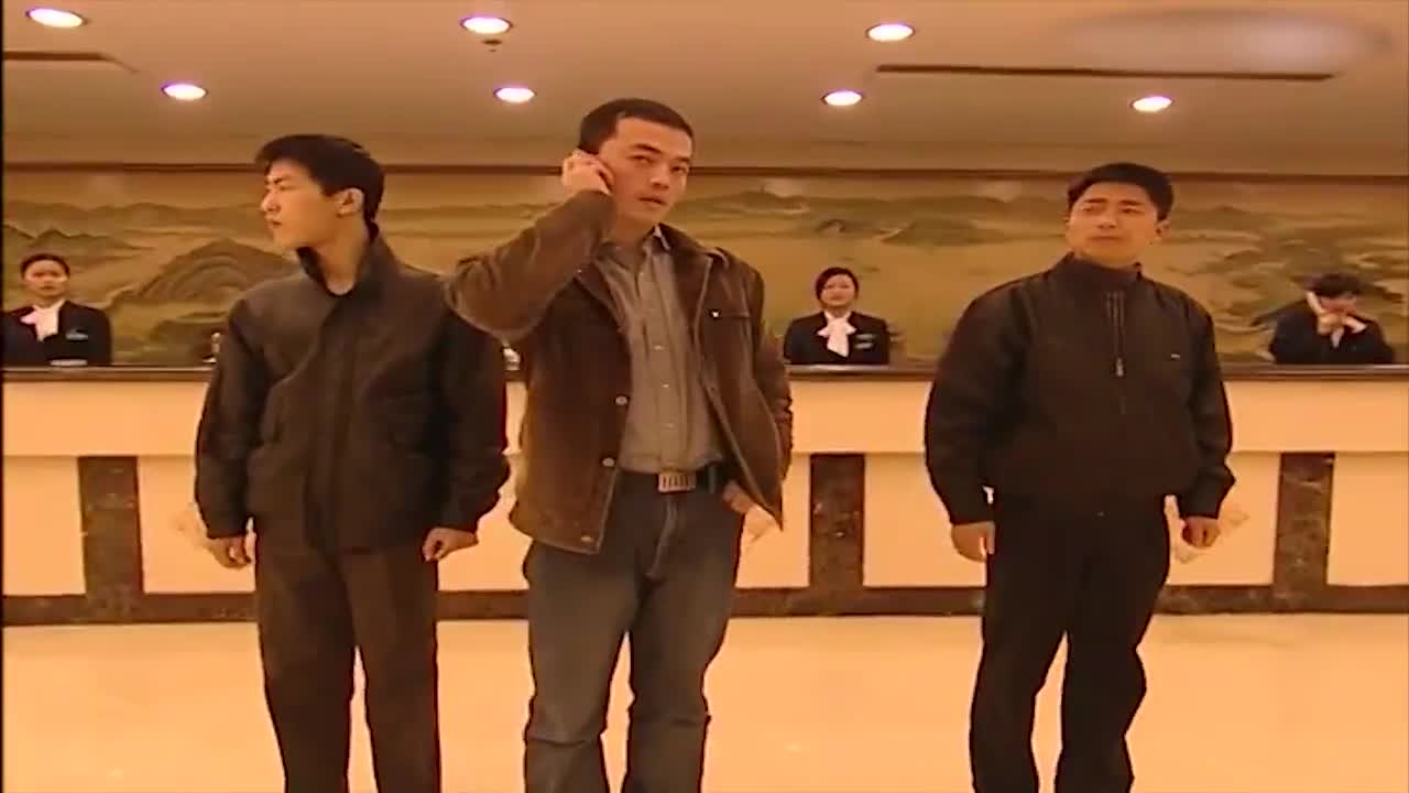 红罂粟:逃犯准备下楼,迎面碰上警察,结果一墙之隔让他跑了