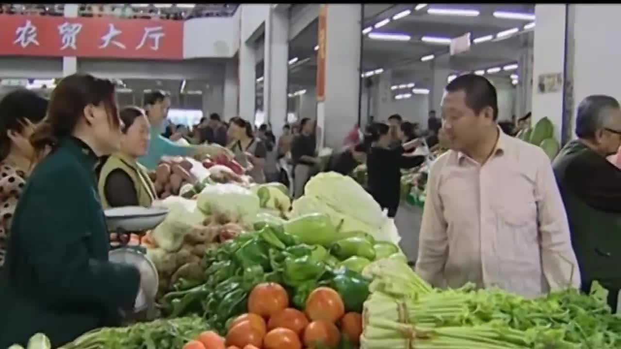 彪哥买菜太墨迹,杠上菜贩海燕,彪哥口水攻击笑喷了