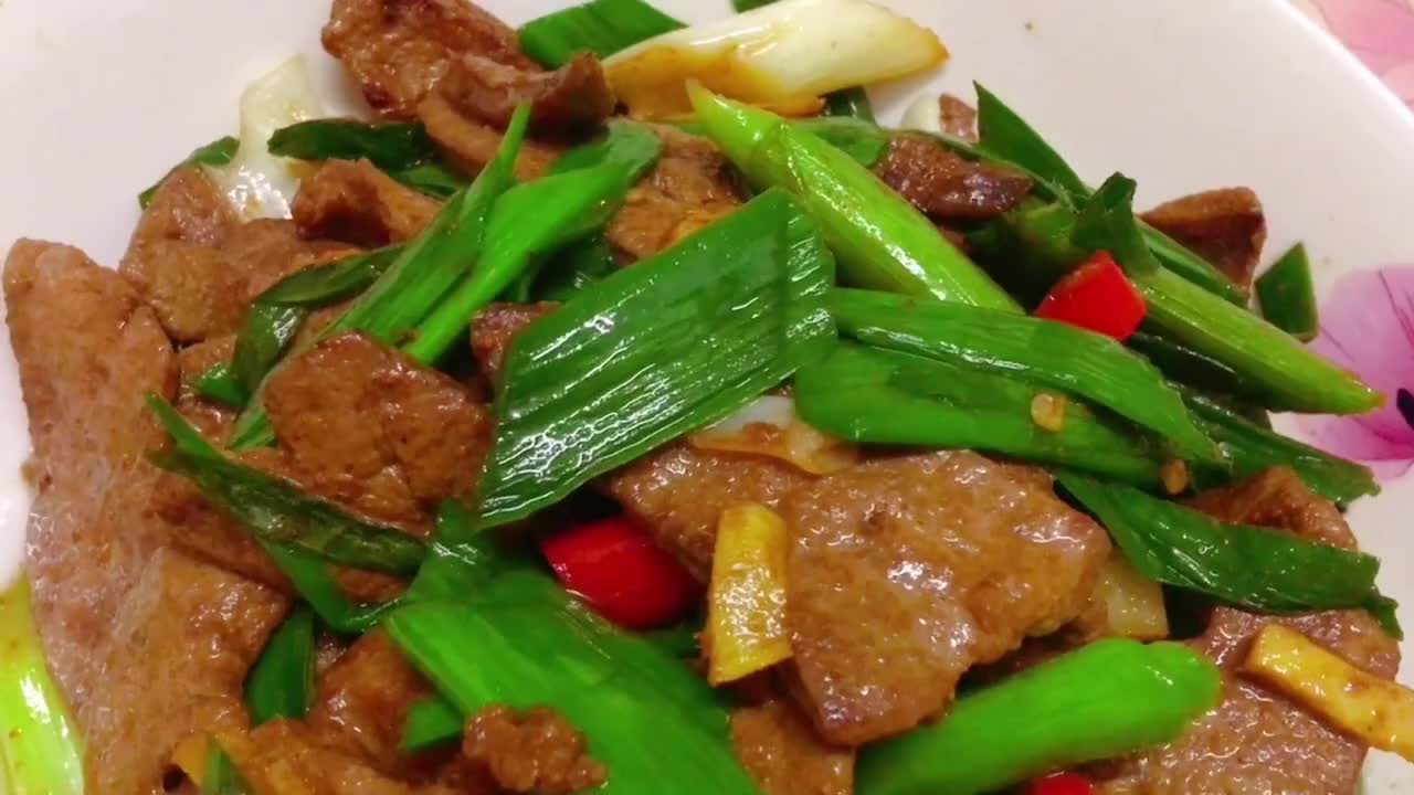 蒜苗叶爆炒猪肝,味道鲜美滑嫩,好吃又下饭