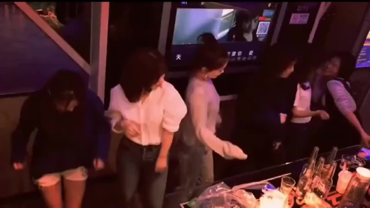 小姐姐ktv唱歌又跳舞的,把服务员都给吸引过来了!