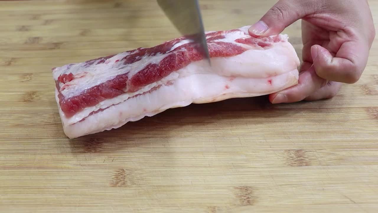 保肋肉很多人不知道是哪一块,也觉得太肥不好吃,加仔姜炒真鲜香