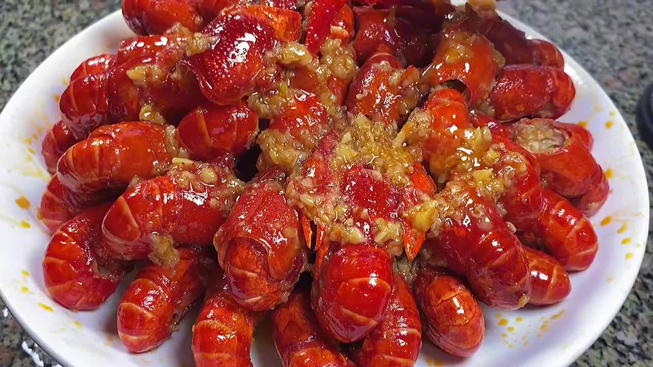 蒜蓉小龙虾好吃的做法,3斤龙虾加1瓶啤酒,虾肉鲜嫩入味,太香了