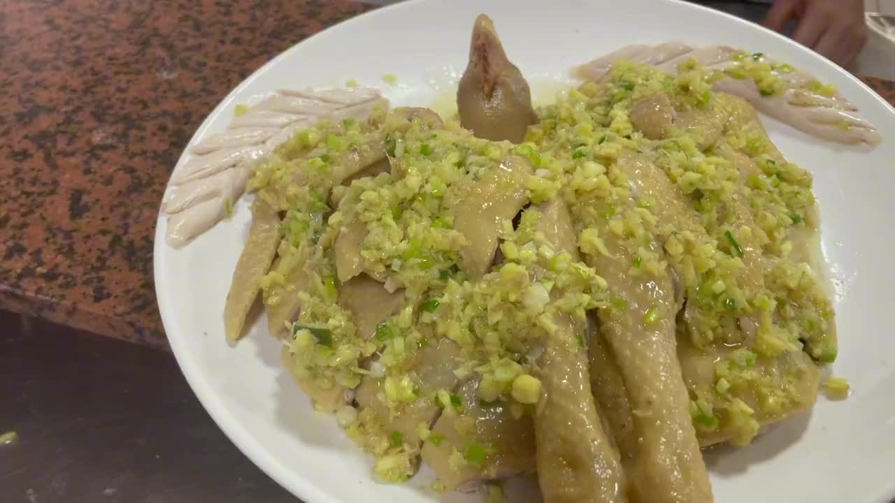 这个白切鸡客人要求姜蓉淋鸡上面你觉得这样好吃还是沾蘸料好吃