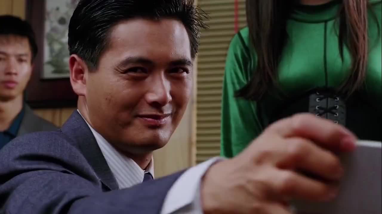 周润发吃下巧克力眼神瞬间充满杀气洗出一条龙易如反掌