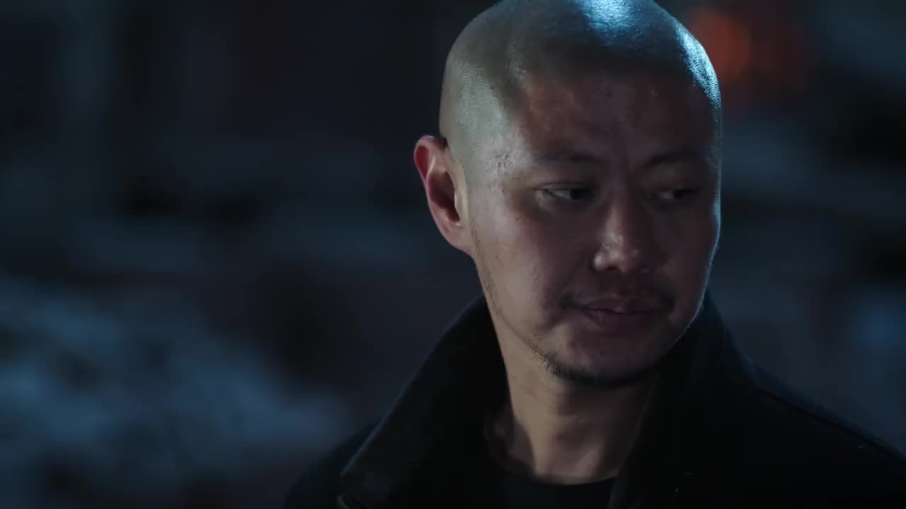 猎毒人赵毅趁蝎子不备抢夺手里的手枪双方发生了搏斗