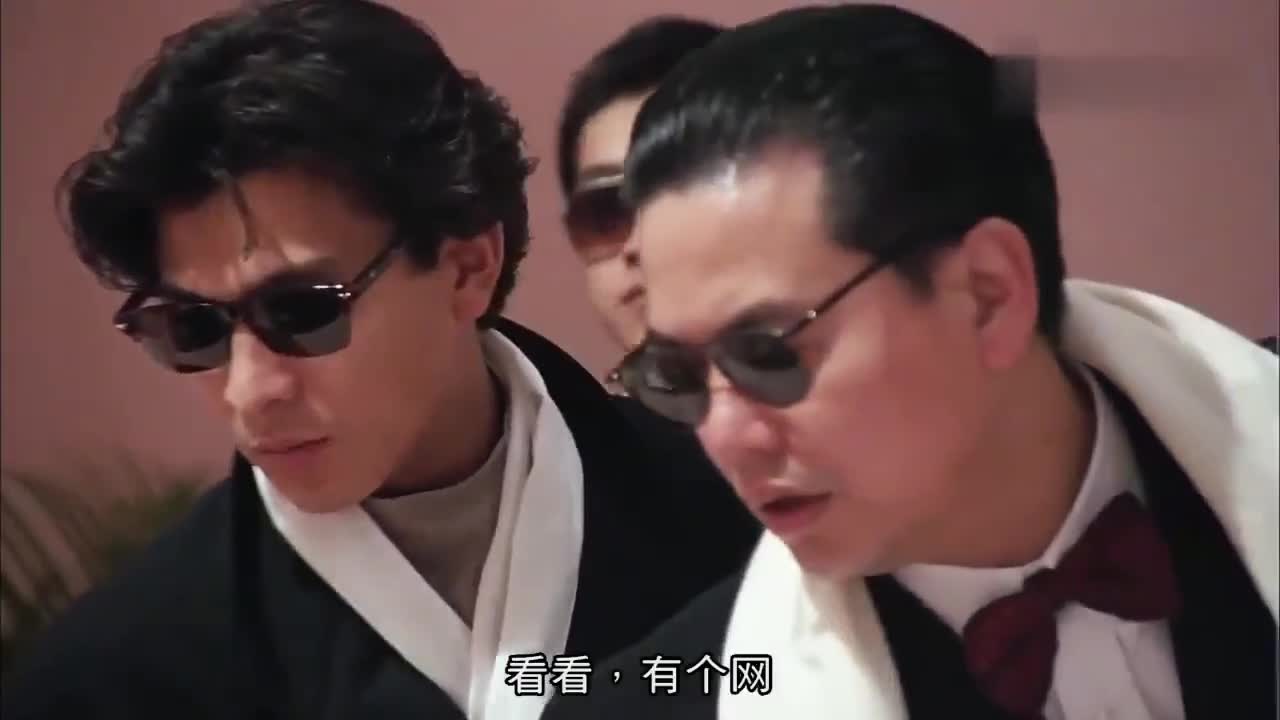 喜剧陈百祥假装至尊雷力刚进屋嘴里的雪茄烟就掉了看见啥了