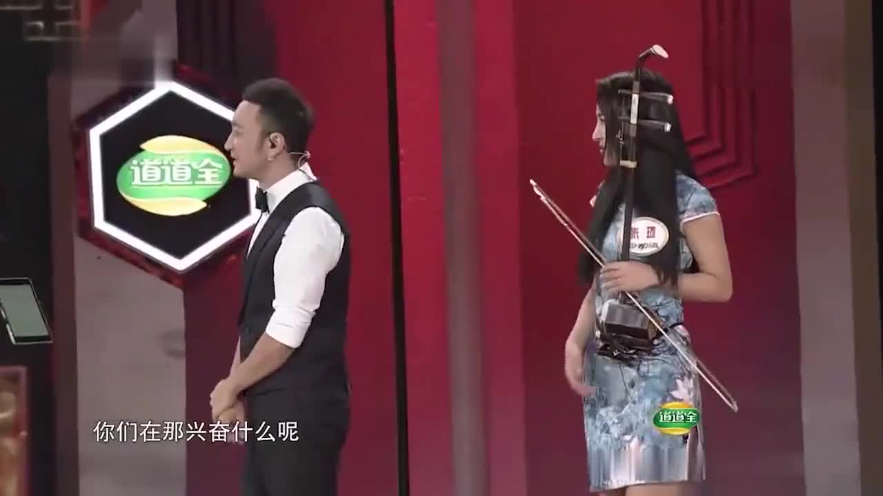 开门大吉二胡美女张珂一双大长腿十分抢镜没上台就引起惊呼