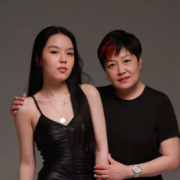 女大十八变!李咏20岁女儿近照曝光,长发披肩靓丽可人