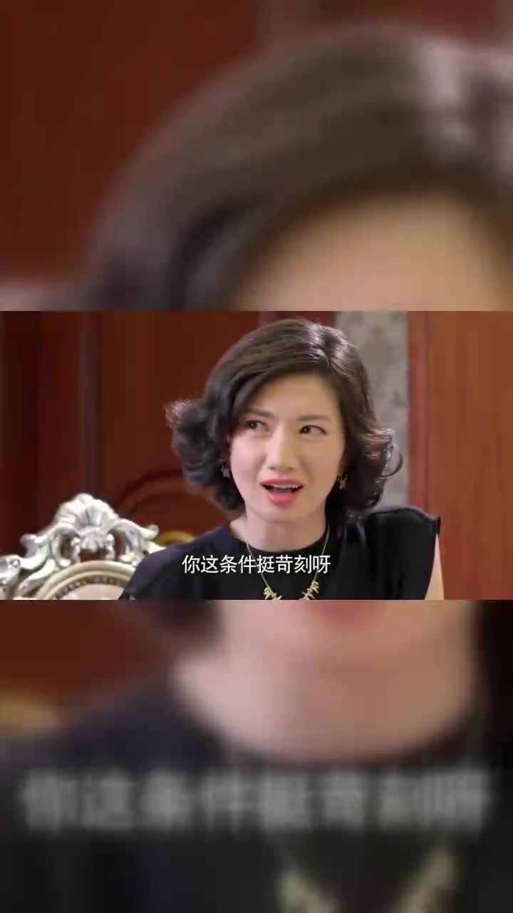 曲萍又去陪别的老板,郎大树忍不住在门外偷看