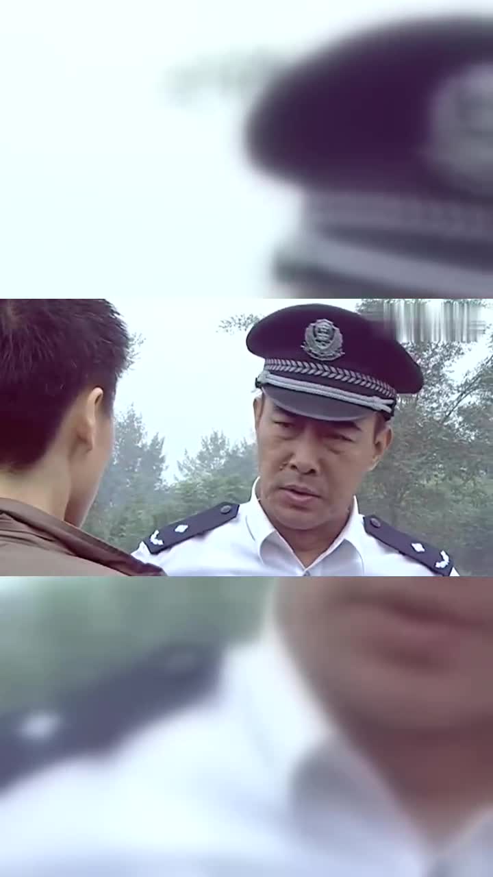 警中英雄:小伙加油站里威胁警察,被大批警察包围后,发现身份
