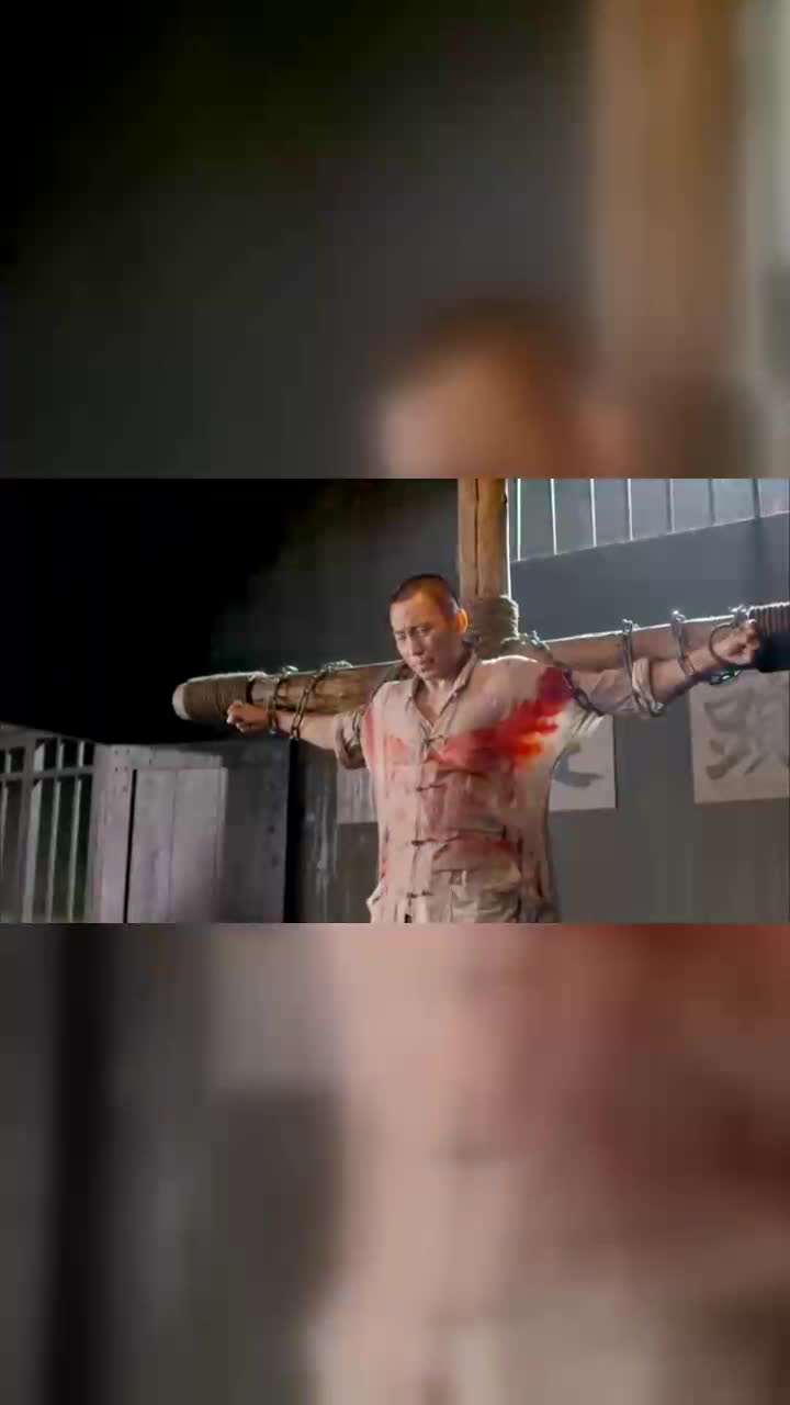 小伙被严刑拷打,没想到小伙不但不屈服,还出言挑衅