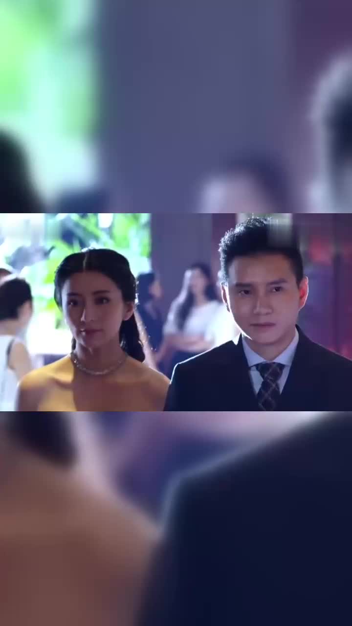 佟俊铭和梁馨共进酒会瞬间吸引目光太美了