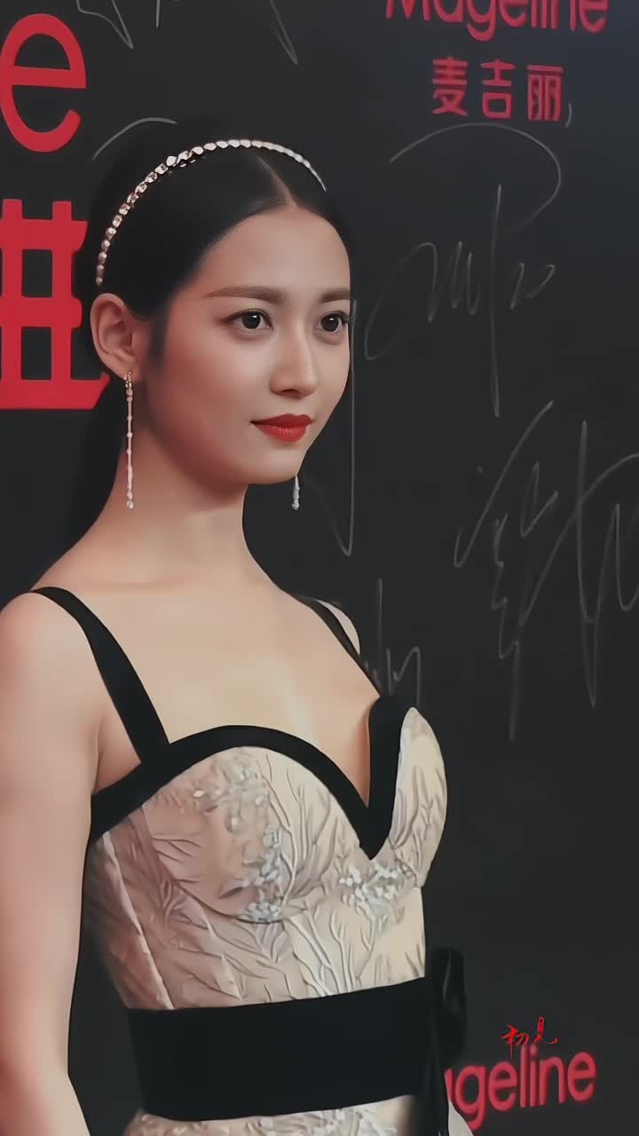 陈钰琪红毯造型惊艳全场，自信美丽气质佳，时尚表现力拉满