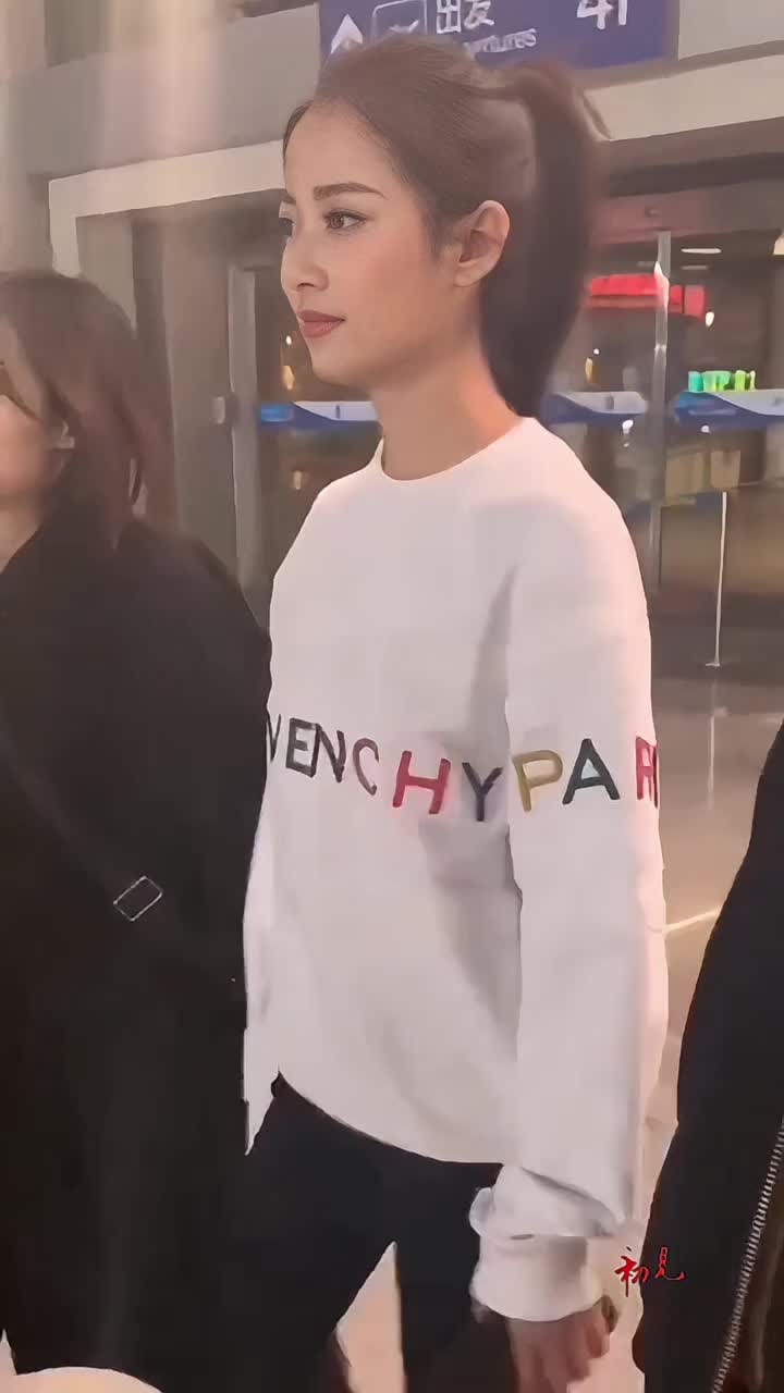 陈钰琪饰演赵敏高马尾造型，颜值抗打气质佳，英气十足圈粉无数