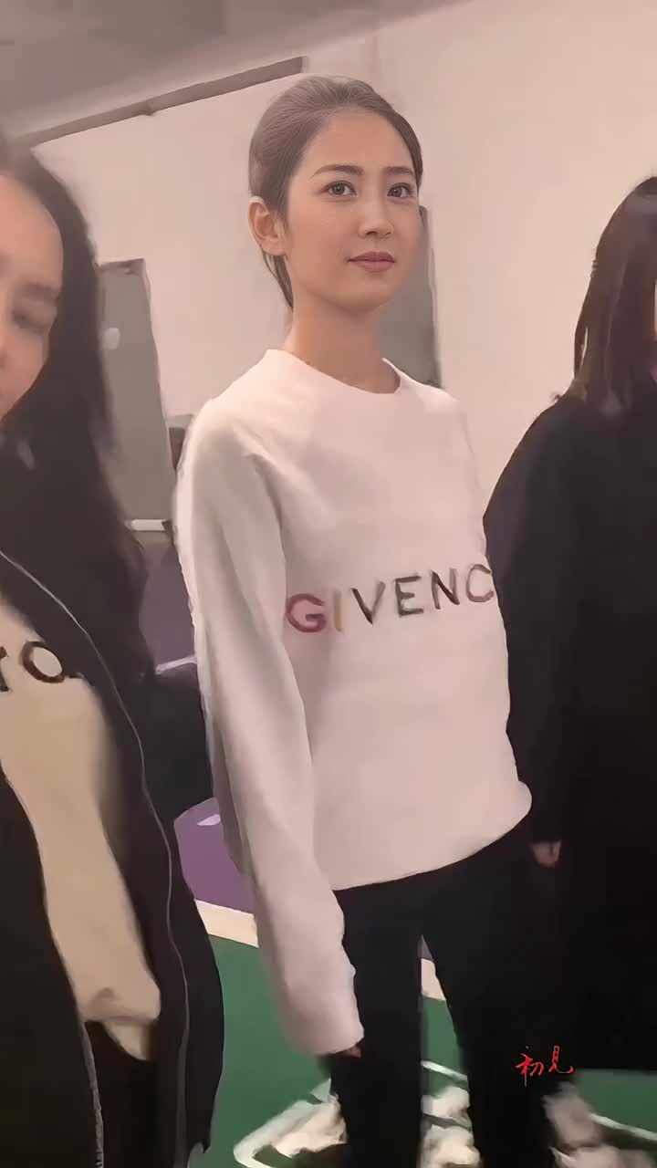 陈钰琪小姐姐走路自带气场，身姿优雅气质出众，一眼就被吸引