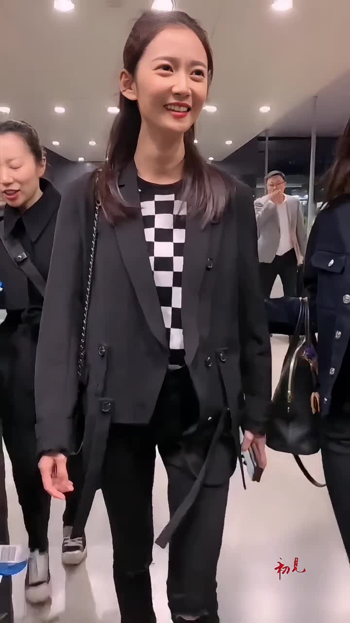 陈钰琪小姐姐身高太优越，高挑身材比例完美，气质气场双在线