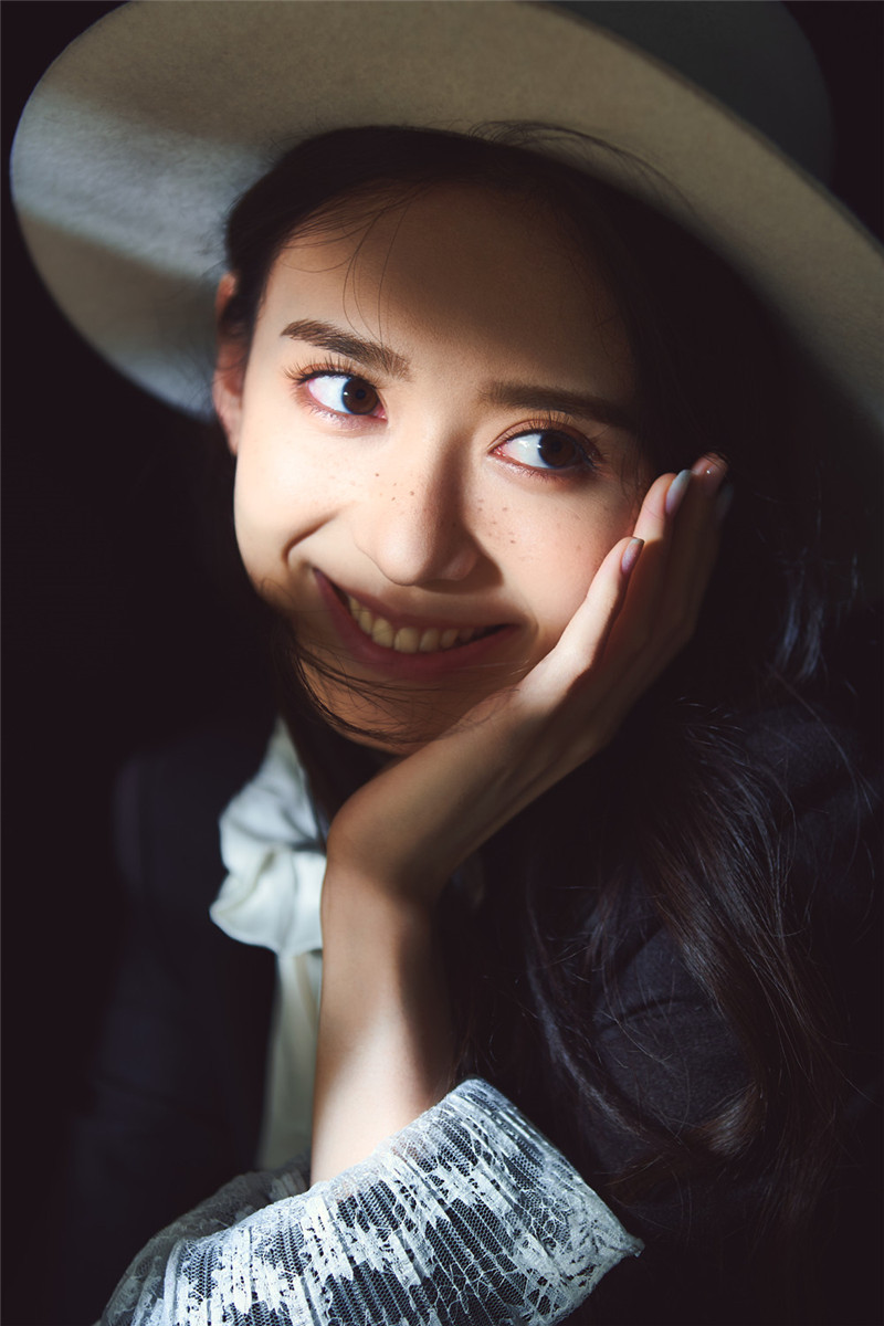 徐梓钧参演二十不惑与关晓彤延续同学情长腿甚是吸睛