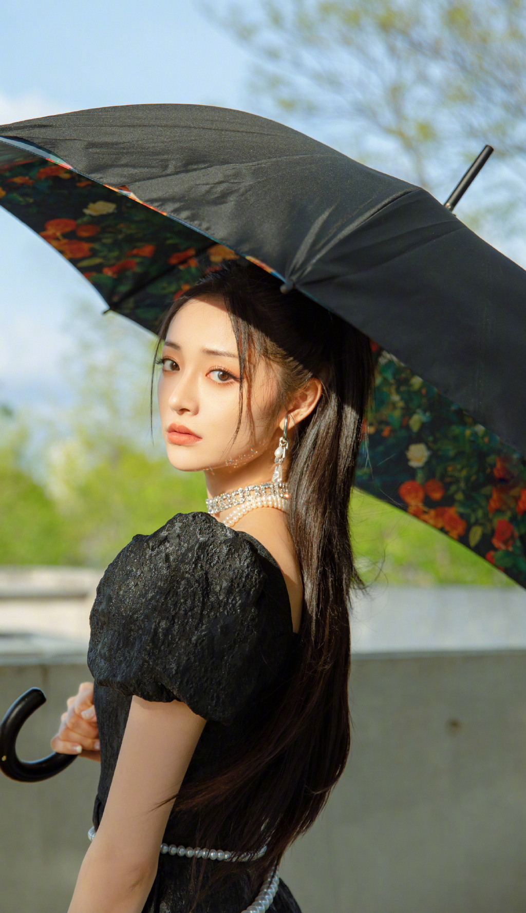 周洁琼暗黑少女风大片,双马尾造型搭配珍珠饰品,酷飒鬼马