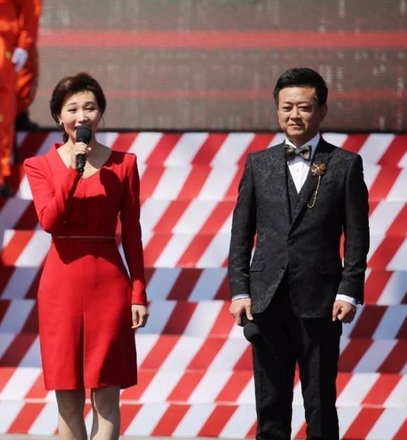 戴假发主持13年,摘下头套瞬间惊艳众人|新闻联播|央视|李梓萌_新浪