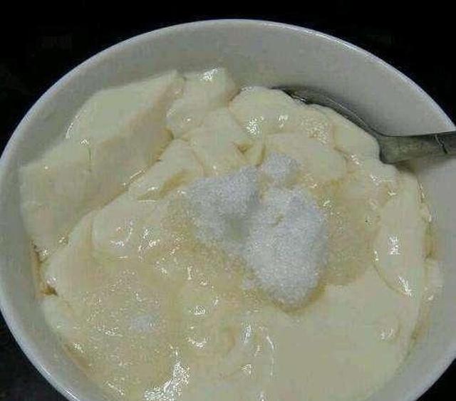 可以说南方人对甜豆腐脑的喜爱真的是非常深厚的,而且把新鲜的热豆腐