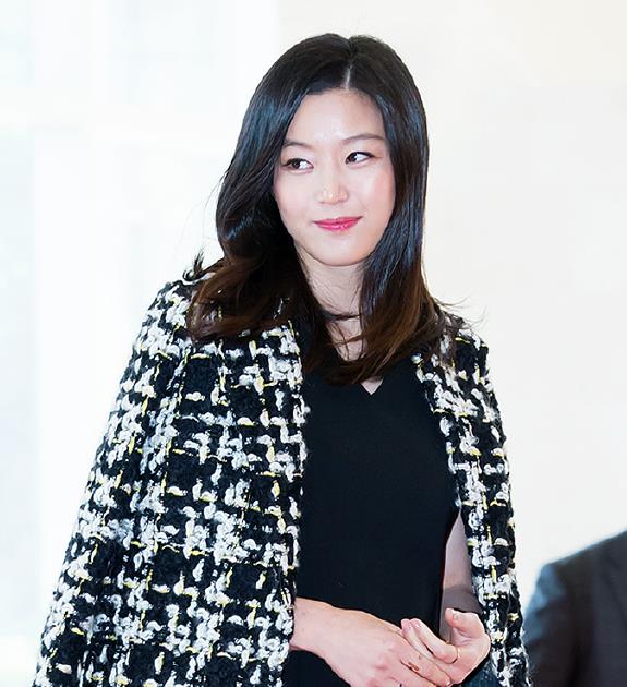 全智贤产后复出,穿黑色婚纱却显露"莲藕臂",这身材认真的?