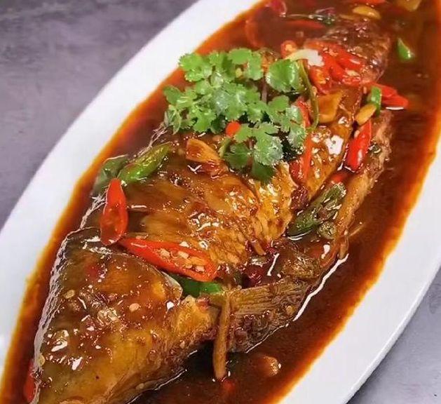 美食推荐:芹菜炒肉丝,回锅肉,香菇烧豆腐泡,红烧鲤鱼