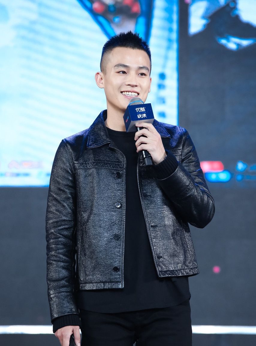 欧豪的皮衣穿搭气场全开,给人痞帅的感觉_高清图集_新浪网