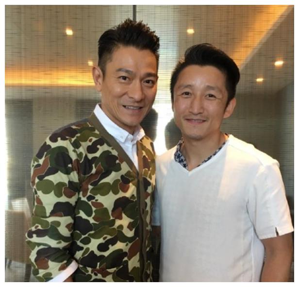 邹市明夫妇与刘德华合影,天王小动作一清二楚,镜子显露人品