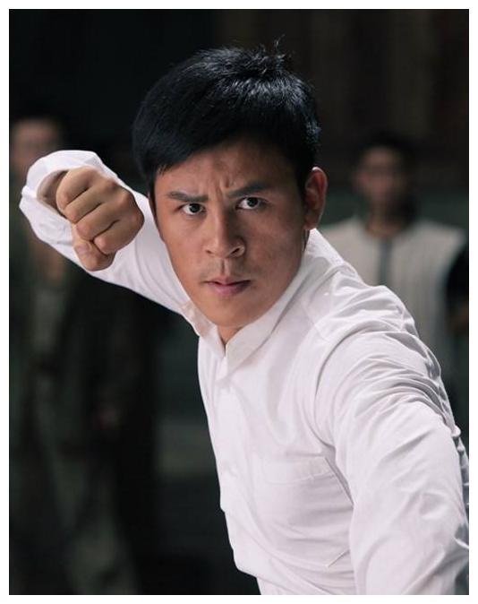 被周星驰力捧的配角,知恩图报,身价飙升至5000万__财经头条