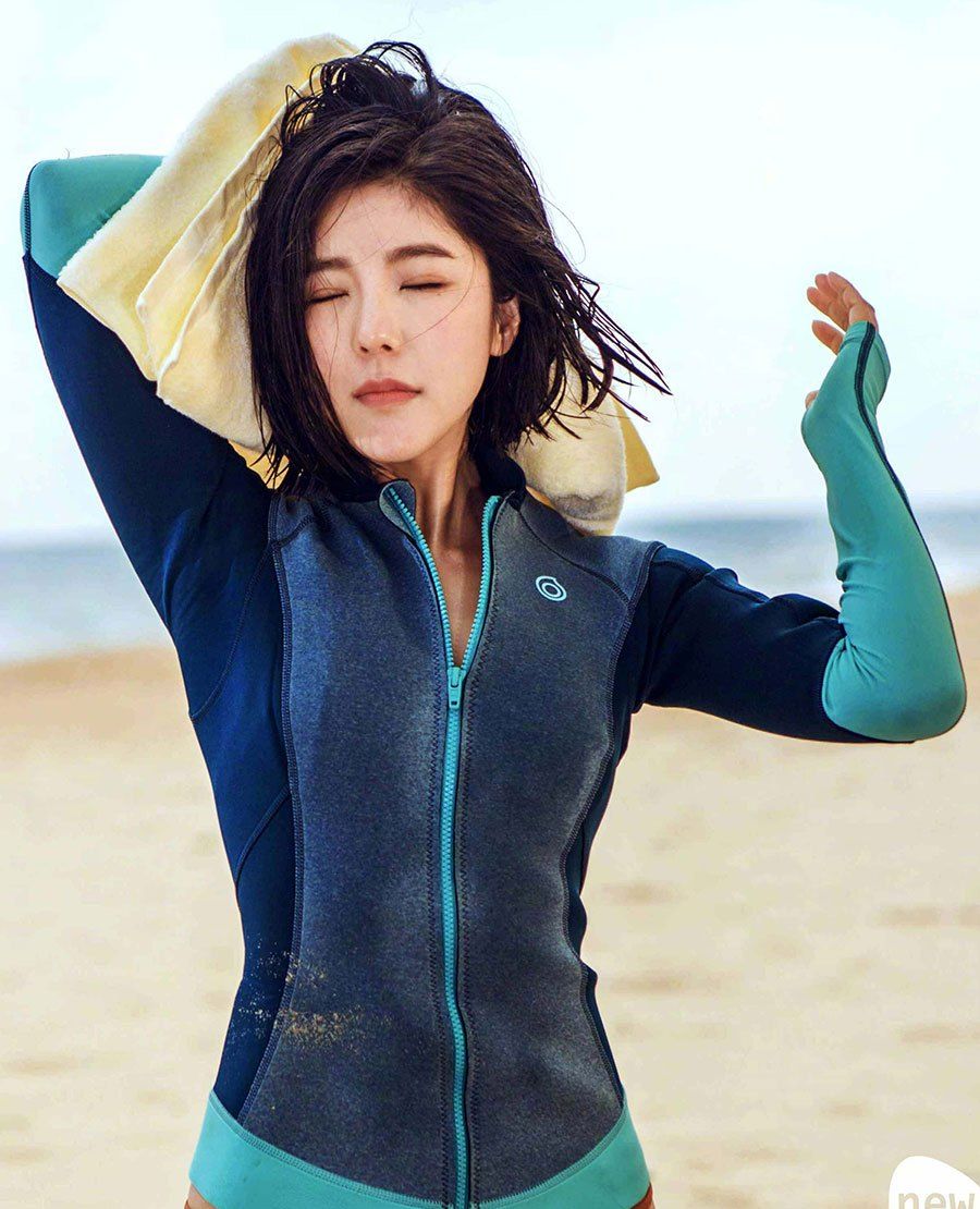 青春期女演员赵奕欢精美剧照,沙滩浪花冲浪