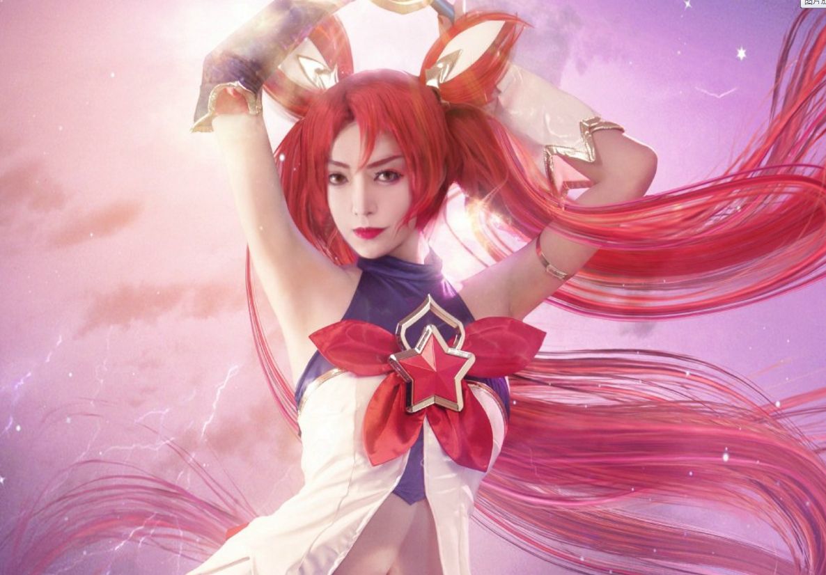 饺子君cos暴走萝莉金克丝神还原,网友:裤子敢不敢再短一点?