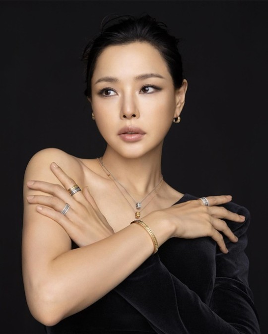 李哈妮拍《elle》杂志写真产后状态依旧__财经头条