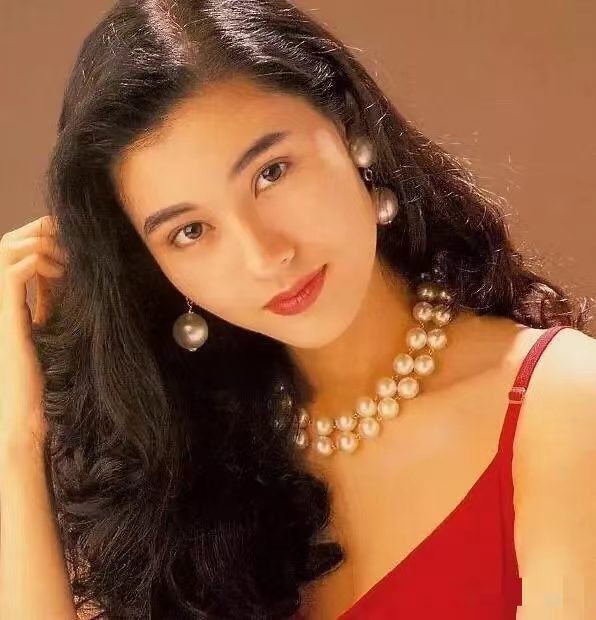 李嘉欣也有点三白眼,单看相貌,都说男不过金城武,女不过李嘉欣;可是与