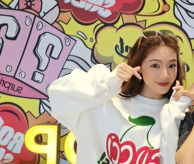 邓家佳身材管理真的超棒穿民族风衣服太清新自然美丽落落大方