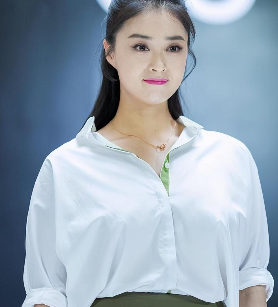 有种富态美叫蒋欣白衬衫配开叉包臀裙简约干练不失女人味