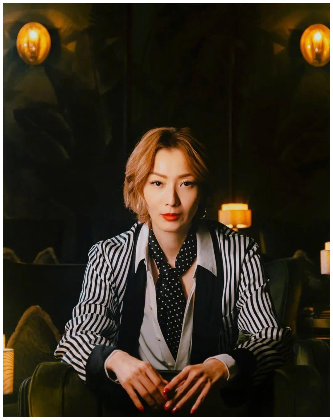 天后郑秀文时尚杂志封面大片,年届50终身美丽|郑秀文|封面|天后_新浪