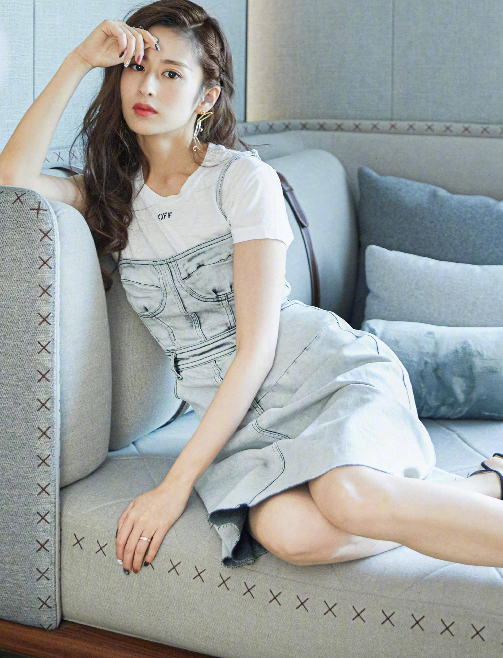 颖儿瘦身后算是放得开穿亮片吊带开叉裙太高调清纯性感两不误