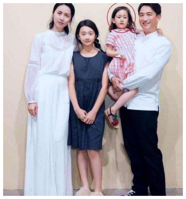 黄磊二女儿"开挂式"长大,气质颜值反超姐姐,孙莉基因真是强大
