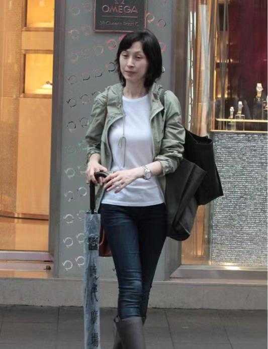 53岁郭蔼明真接地气穿休闲装独自现身街头看不出大婶的年纪