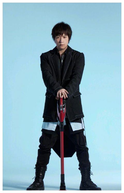 阿信520晒照搞怪发问有人需要上门打扫吗