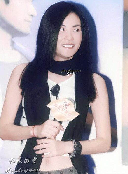 王菲21年前旧照曝光,长直发露脐装笑容灿烂甜美