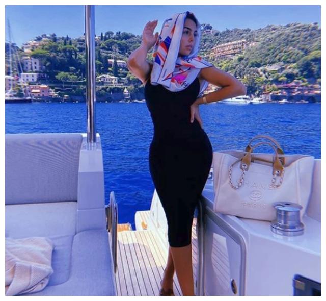 乔治娜出海游泳,泳装撩发太美了,c罗:地球上最美的女人