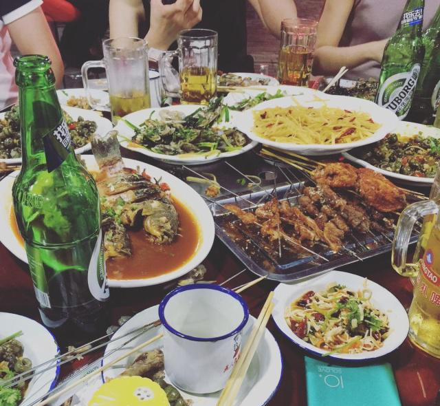 自己吃完烧烤之后仔细想一下才知道里面也是有猫腻的,我们去的是夜市