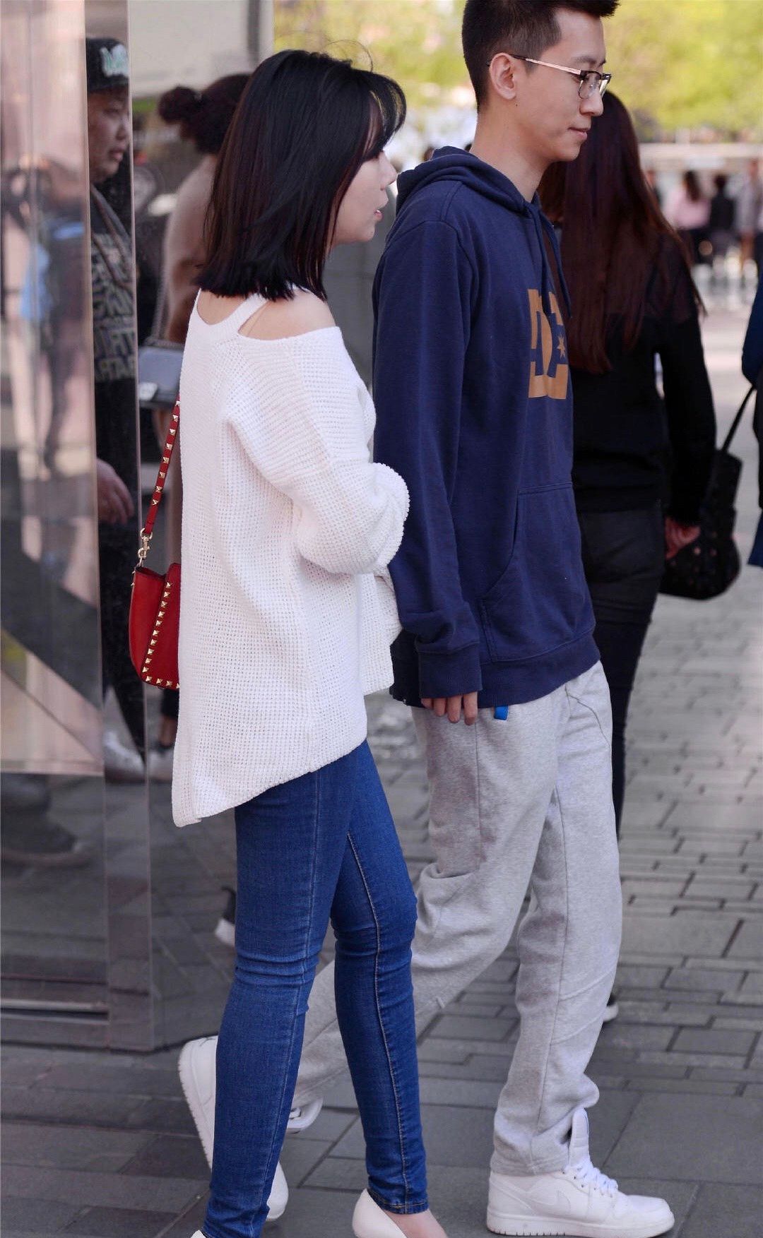 街拍:牛仔裤美女街拍合集分享_高清图集_新浪网