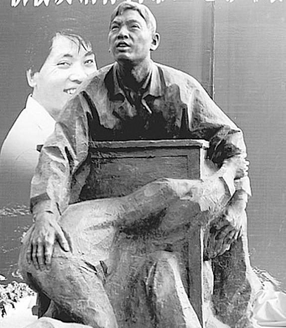 汶川地震中的谭千秋老师，护住4个学生后牺牲，他家人现状如何？休闲区蓝鸢梦想 - Www.slyday.coM