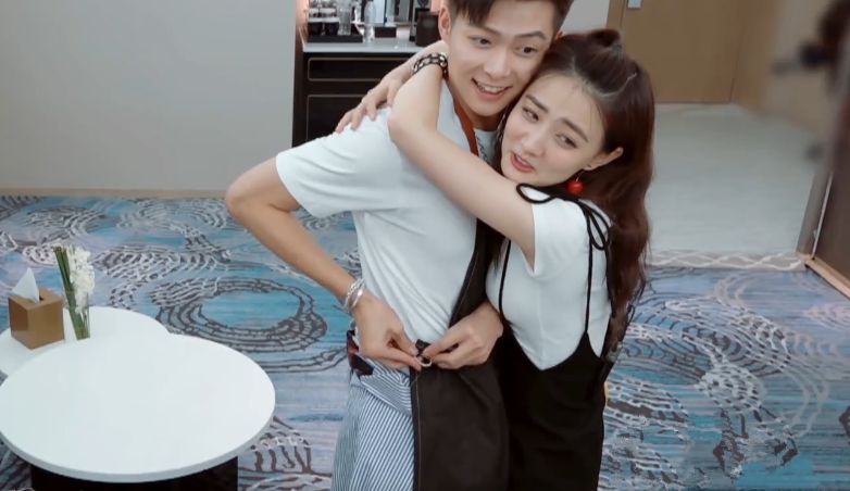 徐璐紧抱张铭恩,张铭恩的手还不闲着,网友:迫不及待给女友惊喜