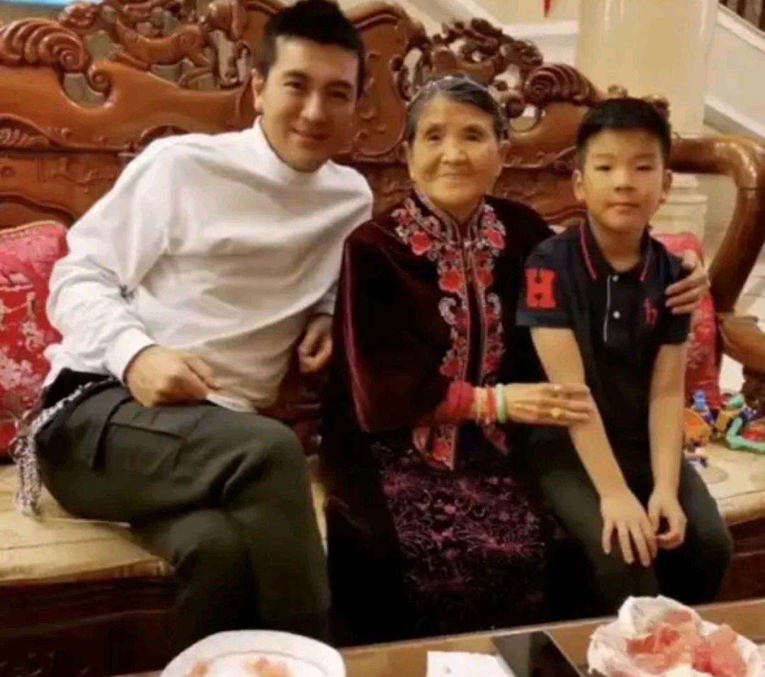 杨子为妈妈庆祝87岁生日